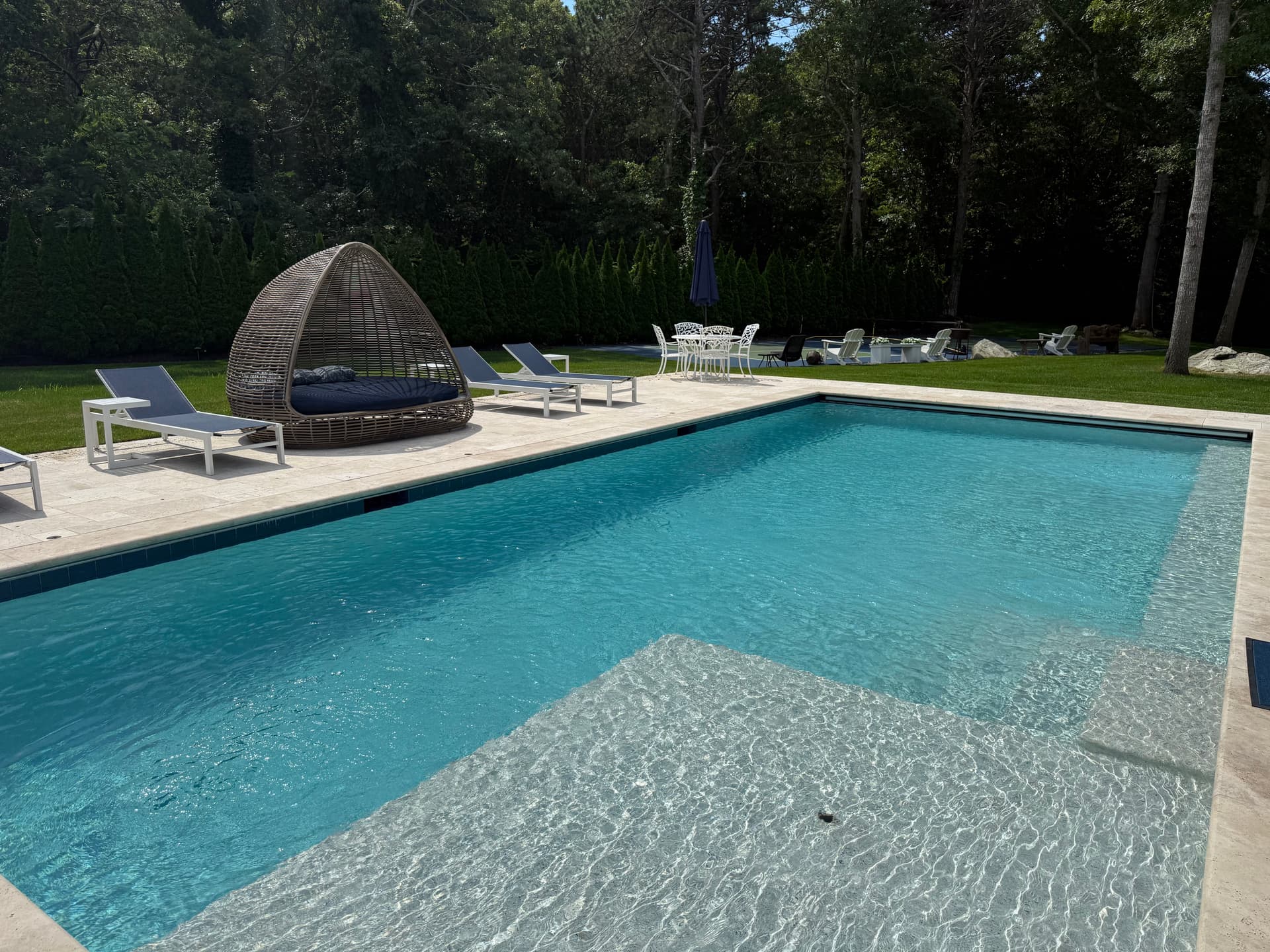 Gallery photos for Travertine Pool Patio That Looks Good and Stays Cool Underfoot: Image #1